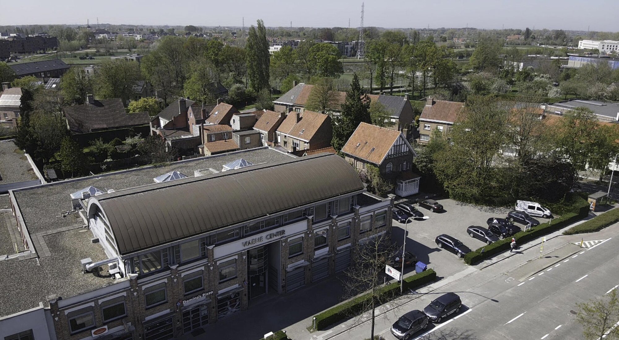 Immeuble de bureaux avec logements et commerces