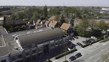 Immeuble de bureaux avec logements et commerces