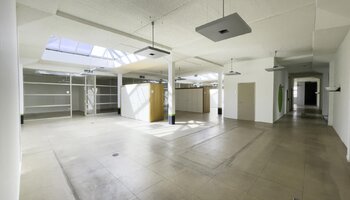 Immeuble de bureaux avec logements et commerces