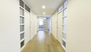 Immeuble de bureaux avec logements et commerces