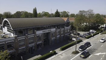 Immeuble de bureaux avec logements et commerces