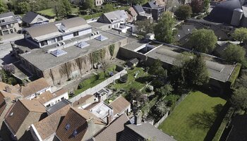 Immeuble de bureaux avec logements et commerces