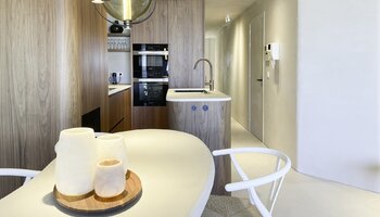 Appartement luxueusement rénové de 3 CH avec vue mer frontale 