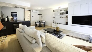 Zeer luxueus gerenoveerd appartement met zijdelings zeezicht 