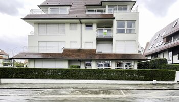 Appartement d'angle sublimement rénové avec vue dégagée sur le Casino & La Réserve  