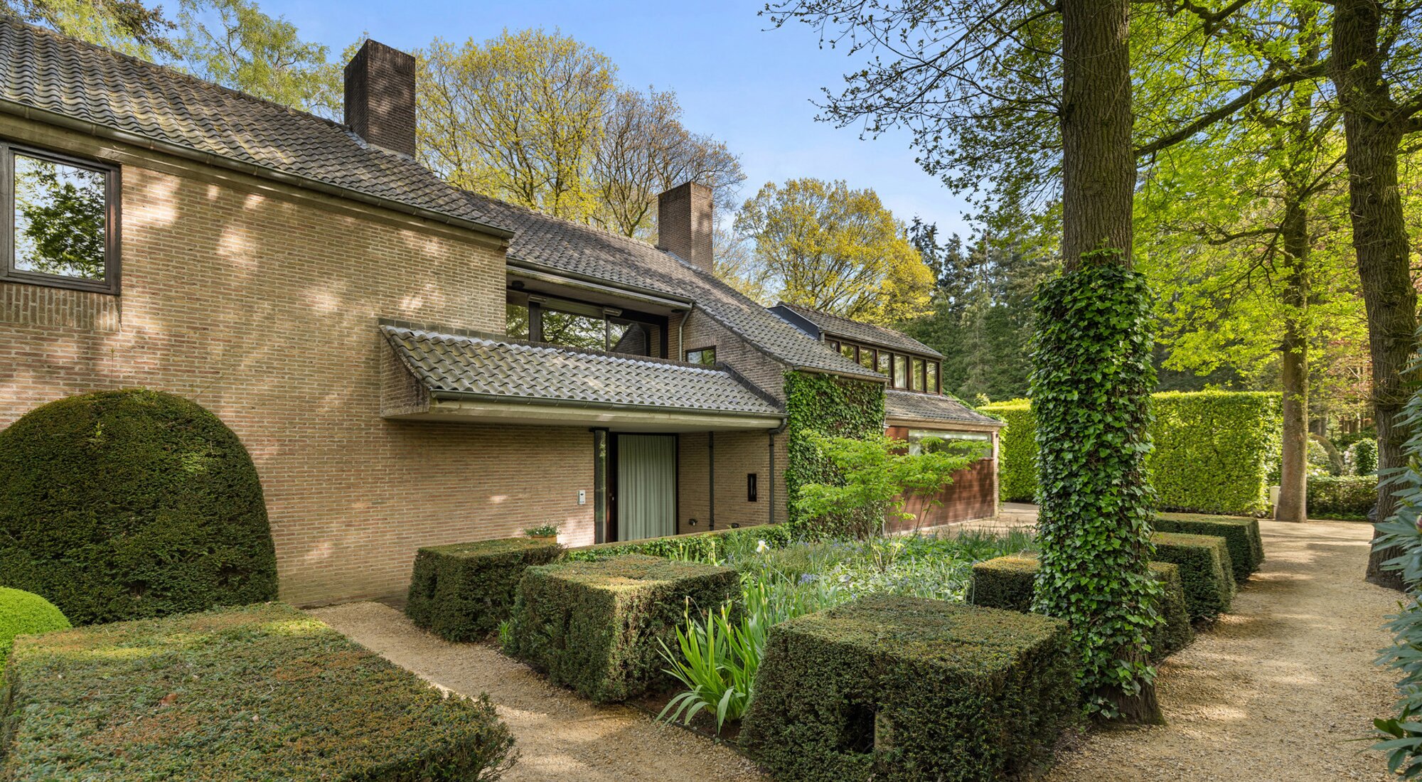 Architecturale villa met prachtige tuin