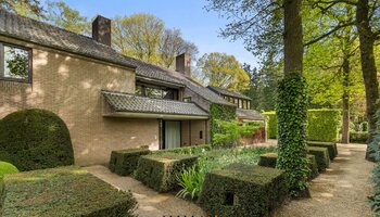 Architecturale villa met prachtige tuin