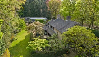 Architecturale villa met prachtige tuin