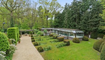 Architecturale villa met prachtige tuin