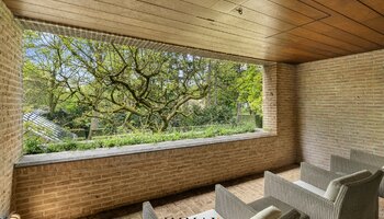 Architecturale villa met prachtige tuin