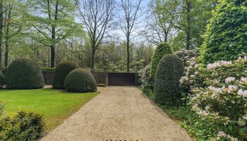 Architecturale villa met prachtige tuin