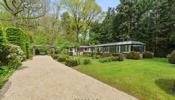 Architecturale villa met prachtige tuin