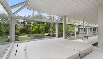 Architecturale villa met prachtige tuin