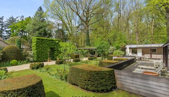 Architecturale villa met prachtige tuin