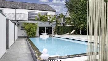 Propriété à rendement exclusif avec maison privée, b&b, wellness et entrepôt 