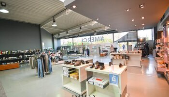 Modern industrieel handelspand op commerciële ligging