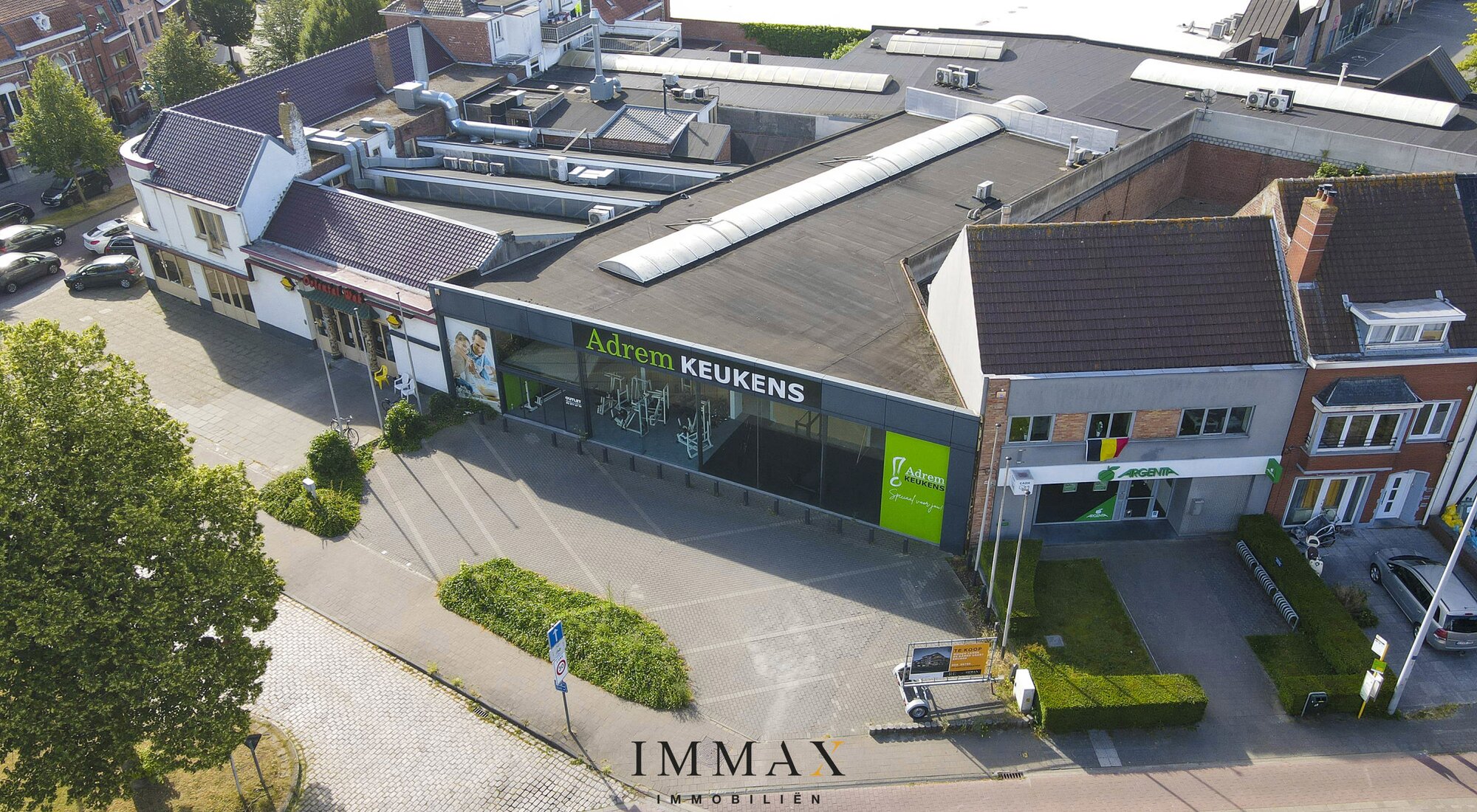 Immeuble industriel moderne dans un emplacement commercial