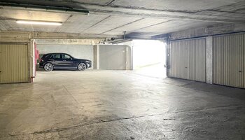 Ruime garagebox nabij het Albertstrand