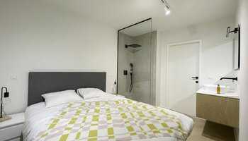 Appartement rénové avec 2 chambres et parking 