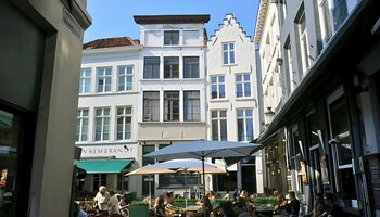 Établissement de restauration avec terrasse sur l'Eiermarkt 