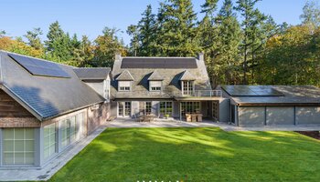 Sublime villa avec piscine intérieure au bord de Tillegembos