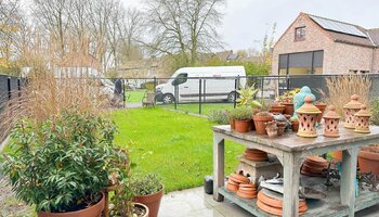 Gelijkvloers appartement met 3 slaapkamers en ruime tuin 