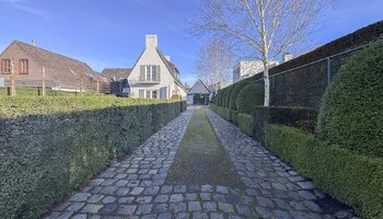 Authentieke gerenoveerde villa met bijgebouw en zwembad