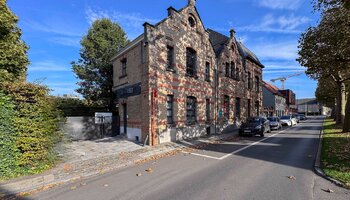 Authentiek en karakteristiek kantoorgebouw met parking op centrale ligging