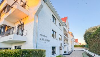 Prachtig gerenoveerde penthouse in het Zoute met open zicht