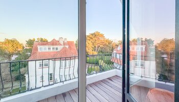 Prachtig gerenoveerde penthouse in het Zoute met open zicht