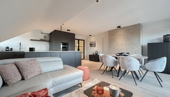 Prachtig gerenoveerde penthouse in het Zoute met open zicht