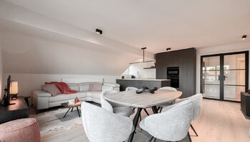 Prachtig gerenoveerde penthouse in het Zoute met open zicht