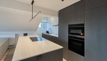 Prachtig gerenoveerde penthouse in het Zoute met open zicht