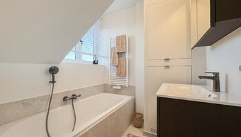 Prachtig gerenoveerde penthouse in het Zoute met open zicht