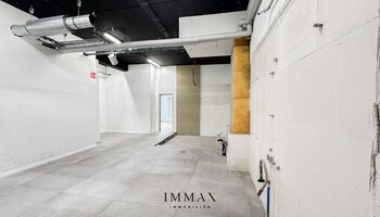 Immeuble commercial situé au centre, le long d'une route très fréquentée (N43) 