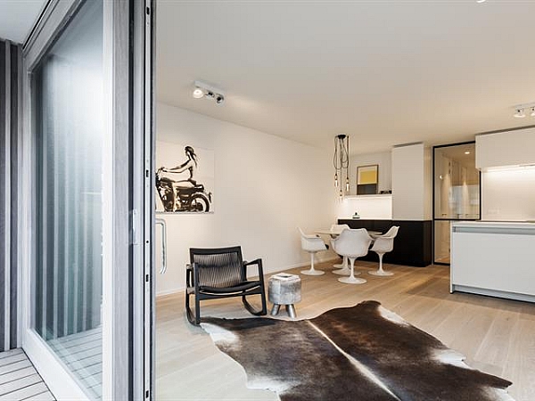 Standingvolle nieuwbouwresidentie, zeer goed gelegen in de brede Parmentierlaan op enkele stappen van het strand, het Rubensplein en de Lippenslaan te Knokke.

Dit appartement van 86m² (incl. terrassen) bevat : inkomhall met afzonderlijk toilet en berging met aansluiting voor wasmachine en droogkast, een mooie leefruimte met een volledig ingerichte open keuken, 2 slaapkamers, 1 douchekamer en 2 ruime terrassen (vooraan en achteraan).

Private kelder en fietsenberging voorzien in de residentie.
Mogelijkheid tot aankoop van het staanplaats in het gebouw.

Het appartement heeft een kwalitatieve afwerking en werd gebouwd met traditionele kwaliteitsmaterialen. Dit project geniet een tijdloze architectuur.

De ligging, het planconcept, de onmiddellijke nabijheid van zowel het geanimeerde centrum van Knokke en de Noordzee maken van dit project een prima belegging aan onze Belgische kust.