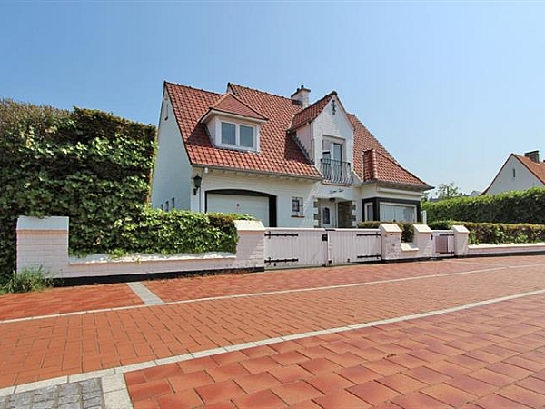 Charmante en karaktervolle villa, goed gelegen nabij het Zegemeer te Knokke. Indeling van deze te renoveren of op te frissen woning: inkomhal met vestiaire en gastentoilet, ruime lichtrijke living met open haard en toegang tot de zuid-gerichte tuin, aparte keuken en ruime kelder met meerdere bergingen. Op de verdieping zijn er 3 volwaardige slaapkamers, badkamer en apart toilet. Ruime zolder. De woning beschikt tevens over een ruime garage en staanplaats voor 2 wagens. Kortom een woning met veel potentieel! 