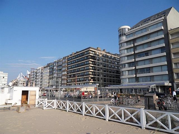 Schitterend vernieuwd hoekappartement (N-W-orientatie) met adembenemend zicht op strand en zee, op de zeedijk van Knokke op enkele passen van het Rubensplein.
Samenstelling : inkomhall met vestiaire en wc. Grote woonkamer met panoramisch vergezicht op het strand en de zee. Terras. Volledig geïnstalleerde open keuken. Hoofdslaapkamer met aansluitend een badkamer. 2 ruime slaapkamers met communicerende douchekamer.  Mogelijkheid tot aankoop van een garage. Gemeenschappelijke fietsenberging.
Uniek vergezicht: de zee zo ver het oog reikt en ...!
Bel ons voor meer informatie of een bezoek op 050/62 44 14 of info@immax.be.
