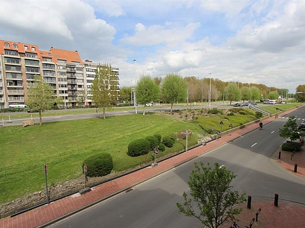 Charmant appartement, goed gelegen nabij het centrum en de zeedijk te Heist. Indeling van dit recent appartement (2004): inkomhal met gastentoilet, ruime lichtrijke living, balkon en open zicht, geïnstalleerde open keuken, 2 slaapkamers waarvan de master-bedroom met zuid gericht terras, badkamer en berging. Tevens is er een privatieve berging aanwezig in het gebouw. Mooi aanbod op een interessante locatie.