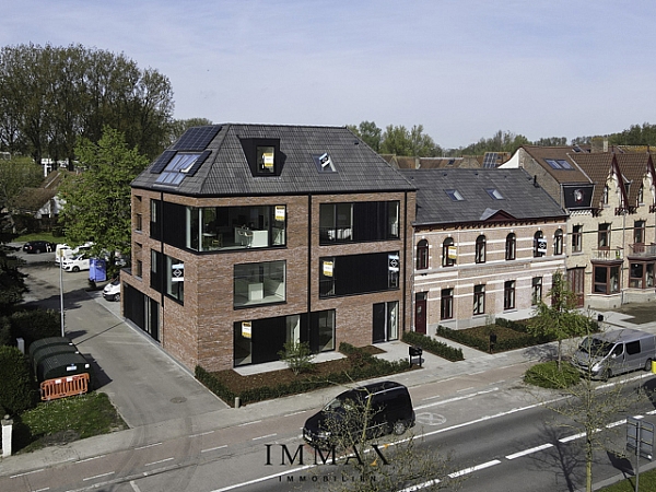 De Residentie Iliana is gelegen nabij de Katelijnepoort te Brugge op wandelafstand van de historische Brugse binnenstad op grondgebied Assebroek.

Heel vlot bereikbaar met het openbaar vervoer. Op vijf minuten afstand van Stad Brugge en het Station, ook vlot met de wagen vlakbij de Brugse ring, de opritten E40 en A17, de kust... De residentie ligt bovendien vlak aan de 8,6 kilometer lange vestingsroute met een mooi, breed wandelpad.

Residentie Iliana bestaat uit een gelijkvloers appartement, 2 type verdiepen en een dakappartement.
De residentie is een voorbeeld van hedendaagse architectuur.
- ruim zowel naar leefruimtes als naar terrassen.
- gezond ademend wegens zijn traditionele manier van bouwen en ligging.
- onderhoudsvriendelijk door het gebruik van pvc ramen, isolerend door de sterk doorgedreven vloer-, wand- en gevelisolatie.

De appartementen, stuk voor stuk voorzien van alle moderne accommodatie, zijn afgewerkt met uiterst duurzame kwaliteitsmaterialen. Hun centrale ligging, de ruime en luxueuze
opvatting van het ontwerp dragen bij tot een aangenaam wonen of een interessante investering in een architecturaal geheel.

U woont “futureproof” in een BEN - woning en profiteert van de laagste verbruikskosten.
En nog lager energiepeil BEN 20 of BEN 10 is bovendien mogelijk in combinatie met privatieve zonnepanelen geplaatst op het dak.
Alle appartementen in het project beschikken standaard over verwarming en passieve koeling aangesloten op een geothermische warmtepomp. De warmteafgifte en -opname
gebeurt via vloerverwarming en draagt zo bij tot een aangenaam binnenklimaat tijdens alle seizoenen.