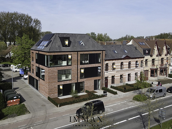 De Residentie Iliana is gelegen nabij de Katelijnepoort te Brugge op wandelafstand van de historische Brugse binnenstad op grondgebied Assebroek.

Heel vlot bereikbaar met het openbaar vervoer. Op vijf minuten afstand van Stad Brugge en het Station, ook vlot met de wagen vlakbij de Brugse ring, de opritten E40 en A17, de kust... De residentie ligt bovendien vlak aan de 8,6 kilometer lange vestingsroute met een mooi, breed wandelpad.

Residentie Iliana bestaat uit een gelijkvloers appartement, 2 type verdiepen en een dakappartement.
De residentie is een voorbeeld van hedendaagse architectuur.
- ruim zowel naar leefruimtes als naar terrassen.
- gezond ademend wegens zijn traditionele manier van bouwen en ligging.
- onderhoudsvriendelijk door het gebruik van pvc ramen, isolerend door de sterk doorgedreven vloer-, wand- en gevelisolatie.

De appartementen, stuk voor stuk voorzien van alle moderne accommodatie, zijn afgewerkt met uiterst duurzame kwaliteitsmaterialen. Hun centrale ligging, de ruime en luxueuze
opvatting van het ontwerp dragen bij tot een aangenaam wonen of een interessante investering in een architecturaal geheel.

U woont “futureproof” in een BEN - woning en profiteert van de laagste verbruikskosten.
En nog lager energiepeil BEN 20 of BEN 10 is bovendien mogelijk in combinatie met privatieve zonnepanelen geplaatst op het dak.
Alle appartementen in het project beschikken standaard over verwarming en passieve koeling aangesloten op een geothermische warmtepomp. De warmteafgifte en -opname
gebeurt via vloerverwarming en draagt zo bij tot een aangenaam binnenklimaat tijdens alle seizoenen.