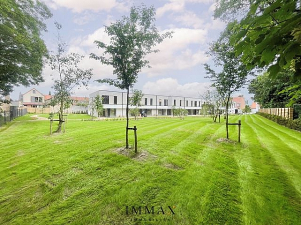 Het project PARKVIEW bestaat uit 15 stijlvolle appartementen en 11 woningen in een groenrijke omgeving. 
Op een centrale ligging te Assebroek met een vlotte verbinding naar Brugge centrum alsook naar Beernem en de E40.

Blok 1 bevindt zich aan de Raboudenburgstraat, een zijstraat van de Astridlaan en bestaat uit 7 appartementen. 

De entiteiten zullen een hoogwaardige afwerking hebben en worden gebouwd met traditionele kwaliteitsmaterialen. De afwerking is volledig vrij te kiezen volgens uw eigen stijl.  
Het energiezuinig wonen zal gerealiseerd worden met een maximaal E-peil van 35. Naast het energiezuinigheid heeft het project als enorme troef zijn groene omgeving. 
De residentie wordt omringt door groen waardoor u geniet van een oase van rust en privacy. Om optimaal te genieten van deze rust en de natuur beschikt elke appartement of woning over een zonneterras en/of tuin.  

Het appartement geniet volgende indeling: 
Inkomhal met gastentoilet, leefruimte met open keuken en berging, badkamer, 2 slaapkamers. 
Het appartement heeft een terras aan de leefruimte. 
Een ondergrondse garage kan worden bijgekocht.

Vanaf 2021 is een verlaagd btw-stelsel van 6% van kracht voor nieuwbouwappartementen gebouwd op een terrein waar de oude bewoning werd afgebroken.
Wie nu nog een nieuwbouwappartement koopt met bouwvergunning 2020 kan nog van deze regel genieten. 
Dit onder voorwaarde dat u zelf de woning betrekt, en er minstens 5 jaar blijft wonen.