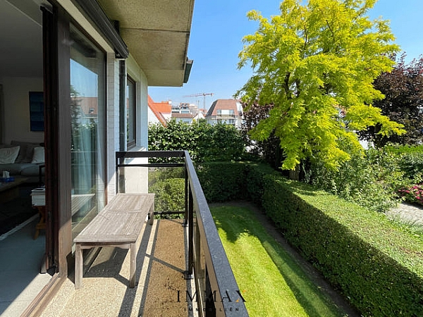 Dit lichtrijke appartement is gelegen in een rustig paadje, op korte afstand van de zeedijk, het Rubensplein en het centrum van Knokke.

Het appartement beschikt over een zeer praktische indeling: 
Inkomhall, lichtrijke woonkamer met veel ramen, volledig vernieuwde keuken en toegang tot 2 terrassen. Ruime slaapkamer met ensuite bad en lavabomeubel en toegang tot het 3de terras. Tweede ruime slaapkamer met ensuite douche en lavabomeubel. 

Vanuit de woonkamer heeft u een open zicht op de omliggende tuinen.
Kortom, een rustige woonst in een villaresidentie dichtbij de zee!

Mogelijkheid tot aankoop van een garagebox in de residentie (+75.000€).

Aarzel niet om ons te contacteren voor meer informatie: tel.: 050 62 44 14 of via knokke@immax.be 