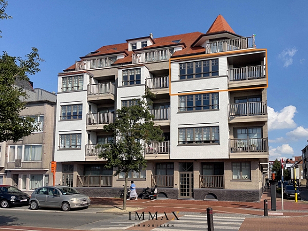 Mooi recent appartement gelegen in de Koningslaan vlakbij het Zegemeer en commercieel centrum van Knokke. 
Het appartement is zuid-west gelegen en biedt een uitzonderlijk open zicht op het Zegemeer. Het appartement bestaat uit: inkom met toilet en berging. Een ruime, zonnige 
woonkamer met toegang tot het terras en aansluitend een ingerichte keuken. Twee slaapkamers waarvan één met douchekamer en één met badkamer en terras. 
Er is een fietsenberging en private kelder voorzien in de residentie.  

Aarzel niet en maak een afspraak. :  050 62 44 14 of via knokke@immax.be