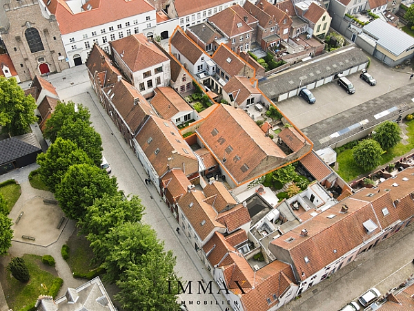 Dit authentiek handelshuis met handelsgelijkvloers (circa 150m²) en een ruime etagewoning is gelegen op een commerciële ligging (winkel/poortstraat) in Brugge Centrum.
Boven de handelszaak is er een charmante étage-woning met 4 slaapkamers en zonnig ruim dakterras.
Aansluitend en apart toegankelijk is er nog een polyvalent magazijn/atelier aanwezig (circa 400m²).

Het gelijkvloers bestaat uit een ruime handelsgelijkvloers (circa 150m²) met binnenpatio.
Het eerste verdiep (privé-gedeelte) omvat een ruime living met aansluitend een Zuid-gericht dakterras, keuken met eetplaats, badkamer en apart toilet.
Op het tweede verdiep zijn er 2 slaapkamers en een hobbykamer/dressing.

Aansluitend bij het handelshuis is er nog een polyvalent magazijn/atelier dat apart toegankelijk is via de achterzijde van het perceel (apart kadastraal perceel).

Ontdek alle troeven en details van dit authentiek en uniek handelshuis met magazijn/atelier op een topligging te Brugge Centrum tijdens een uitgebreid bezoek.

Voor verdere informatie of vrijblijvend bezoek contacteer Wout op 0475 96 59 38 of mail naar Wout@immax.be.