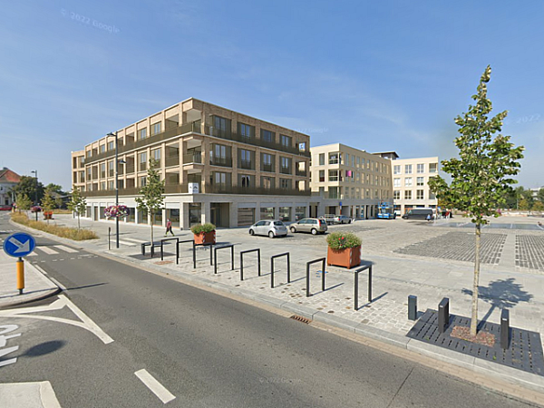 Ruim handelspand gelegen in Harelbeke Centrum op de hoek van het nieuwe Marktplein en de N43 ( Gent - Deinze - Kortrijk).

Dankzij deze locatie heeft het pand 20m façade aan de kant van het Marktplein en 28,50 m façade langs de N43, dit resulteert in een uitstekende zichtbaarheid, volgens telling zo'n 5.000 wagens per dag. Dit pand kan gebruikt worden voor handel, kantoor, groepspraktijk,...

In de ondergrondse parking van het gebouw zijn 4 parkeerplaatsen ter beschikking. Daarnaast is er voor en achter het pand een heel grote parking, deze is vrij te gebruiken.

Het pand heeft een bruto oppervlakte van 445 m² en werd gebouwd in 2021.
Het pand kan gehuurd worden vanaf 1/6/2024. De eigenaar is opzoek naar een valabele huurder voor lange termijn.

De huidige inrichting van het pand werd voorzien door de huidige huurder zijnde : vloeren, elektriciteit, verwarming... En overname van de winkelinrichting kan besproken worden.
Cascohuur is ook mogelijk. 

HUURPRIJS: € 4.770 + btw per maand

Volledig dossier bij ons te verkrijgen. 
Voor info of een bezoek ter plaatse bel Immax : 050/62.44.14 of  Joeri : 0475/73.19.65 of mail joeri@immax.be