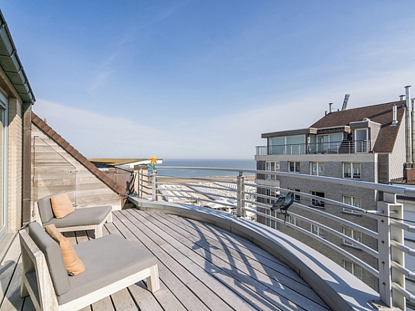 Dit schitterende duplex-appartement ligt op slechts 50 meter van het strand in Knokke. Een prachtig appartement op een toplocatie met unieke  
terrassen en lateraal zeezicht. Op de benedenverdieping vindt u een inkomhal met berging,  een ruime woonkamer met toegang tot het terras en 
een open keuken. Daarnaast is er een master bedroom met ensuite een badkamer. De bovenverdieping omvat twee slaapkamers, een badkamer en 
een terras. Het appartement beschikt over een private berging en er is de mogelijkheid tot aankoop van een autostaanplaats in dezelfde residentie. 

Aarzel niet om ons te contacteren voor meer informatie/ bezoek in te plannen via tel. : 050 62 44 14 of via knokke@immax.be
