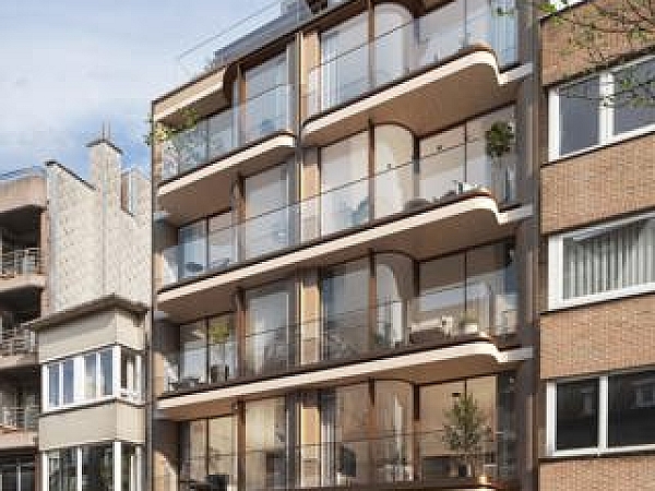 Ontdek dit luxe nieuwbouwproject in het hart van Knokke

Wij presenteren met trots dit exclusief nieuwbouwproject dat moderne architectuur en stijlvolle afwerking combineert in het levendige centrum van Knokke.

Deze prachtige appartementen zijn ontworpen met oog voor detail en bieden een ongeëvenaard wooncomfort.

Gelegen op wandelafstand van alle essentiële voorzieningen, biedt dit project de perfecte balans tussen stedelijk leven en een rustige thuisomgeving. Knokke, bekend om zijn charmante sfeer en bruisende leven, biedt een scala aan winkels, restaurants, en recreatiemogelijkheden, allemaal binnen handbereik.

De appartementen in dit project beschikken over een gevelbreedte van elk meer dan 5 meter en zijn beschikbaar met 2 ruime slaapkamers, waardoor ze ideaal zijn voor zowel jonge gezinnen als voor mensen die op zoek zijn naar een luxueus tweede verblijf aan de kust. De grote raampartijen zorgen voor een overvloed aan natuurlijk licht en bieden een schitterend uitzicht over de omgeving.

Het project omvat:

8 stijlvol afgewerkte appartementen
2 exclusieve duplex-appartementen

Op de begane grond vindt u handige voorzieningen zoals de fietsenstalling, terwijl op verdieping -1 de privé kelders zijn gelegen, wat zorgt voor voldoende opbergruimte voor al uw bezittingen.


Het nieuwbouwproject is o.a voorzien van vloerverwarming, lucht-water warmtepomp, zonnepanelen en een ventilatiesysteem D. Kortom, een state-of-the-art nieuwbouw appartement die klaar is voor de toekomst!

Voorziene oplevering eind 2026.

Dit is uw kans om een prachtig appartement te bemachtigen in een uniek project dat luxe en comfort naar een hoger niveau tilt.

Mis deze kans niet en verzeker uzelf van een droomwoning in het hart van Knokke!
Neem vandaag nog contact met ons op voor meer informatie of om een bezichtiging te plannen.

Wacht niet langer en ontdek de mogelijkheden die dit buitengewone project u te bieden heeft!