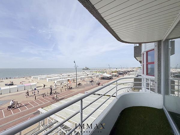 Mooi appartement gelegen op de zeedijk van Blankenberge met mogelijkheid van aankoop garage voor drie wagens na elkaar!

Indeling:
Inkom met vestiaire en gastentoilet, ruime lichtrijke leefruimte met terras en zicht op Zee en open ingerichte keuken, 
Badkamer met ligbad en lavabo in meubel en 2 ruime slaapkamers.
Mogelijkheid tot aankoop van grote garage in gebouw met drie plaatsen na elkaar.

Troeven:
- Instapklaar
- Lichtrijk
- Goede EPC Label B, conform gekeurde Elektriciteit, Asbestveilig
- Toplocatie zeedijk met prachtig frontaal zeezicht
- Mogelijkheid aankoop grote garage in gebouw

Voor meer info of bezoek: Contacteer Jurgen Monteny via jurgen@immax.be of 0493/330553
