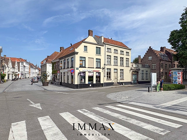 Dit uitstekend gelegen commerciële hoekpand bevindt zich aan een drukke toegangsweg naar het centrum van Brugge. Dankzij de zichtbare locatie biedt dit pand tal van commerciële mogelijkheden, en een combinatie van wonen en werken is eveneens mogelijk. Het pand fungeerde de afgelopen jaren als pizzaria.

Bijkomend voordeel is de garage/terras aan de zij kant van het pand. 


